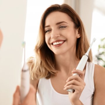 woman brushing her teeth